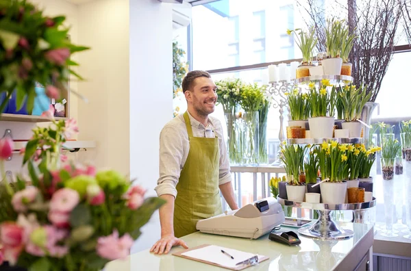 Florist man med Urklipp på blomma affärsdisken — Stockfoto