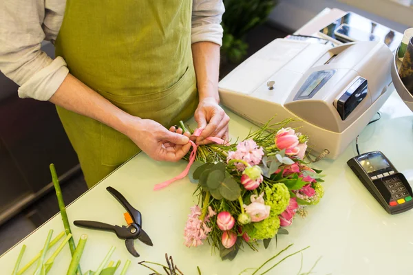 Primer plano de florista hombre con racimo en floristería — Foto de Stock