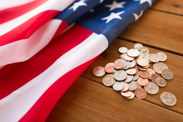 Zbliżenie na amerykańską flagę i pieniądze — Zdjęcie stockowe