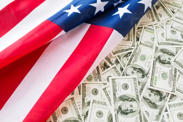 Крупним планом американський прапор і доларові готівкові гроші — стокове фото