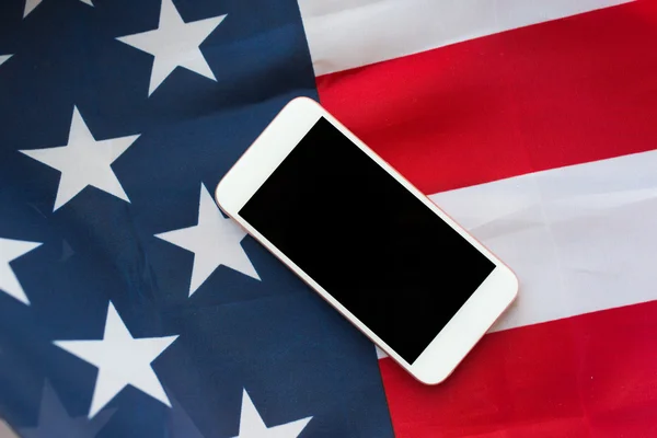 Close up van smartphone op de Amerikaanse vlag — Stockfoto