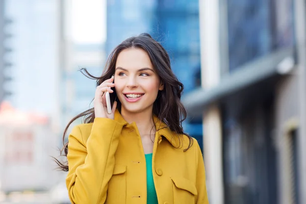 Smiling young woman or girl calling on smartphone — Stock Photo, Image