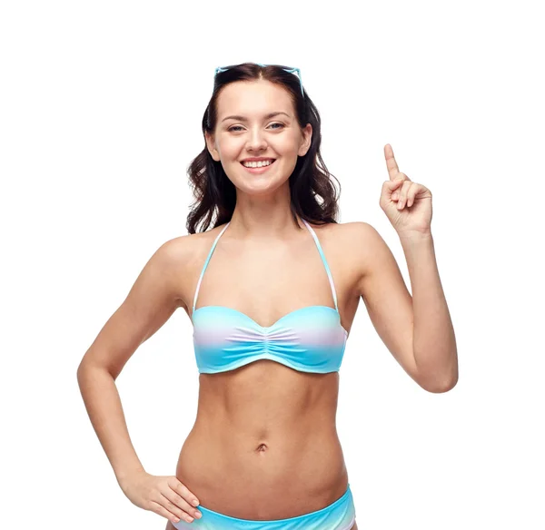 Mujer feliz en bikini traje de baño apuntando con el dedo hacia arriba —  Fotos de Stock