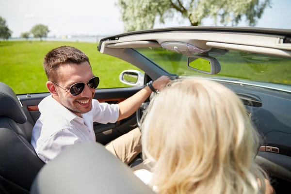 Lycklig man och kvinna i cabriolet bil — Stockfoto