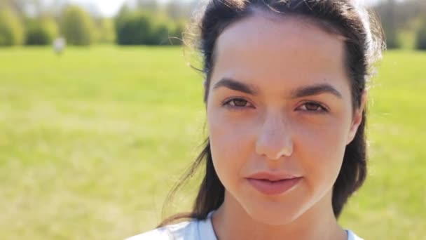 Visage de jeune femme souriante heureuse à l'extérieur — Video