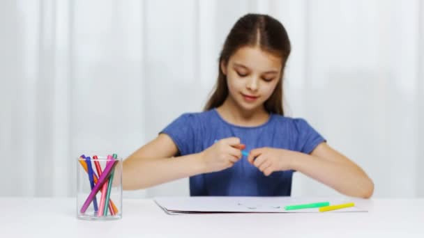 Gelukkig meisje tekenen met viltstiften thuis — Stockvideo