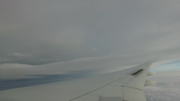 Ala del avión volando en cielo gris nublado — Vídeos de Stock