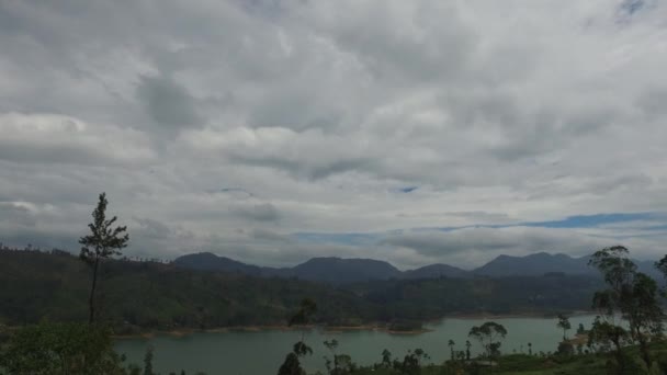 Vista para o lago ou rio a partir de colinas — Vídeo de Stock