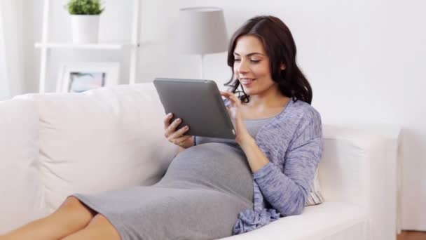 Mulher grávida feliz com tablet pc em casa — Vídeo de Stock