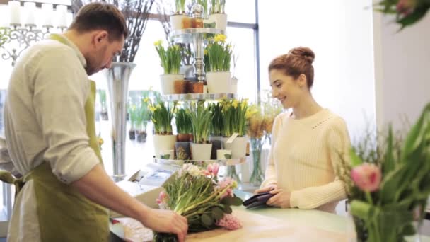 Floristin und Frau kaufen Blumen im Blumenladen — Stockvideo