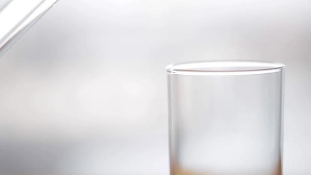 Water gieten in glas op houten tafel — Stockvideo