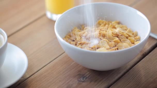 Suiker gieten naar cornflakes op houten tafel — Stockvideo