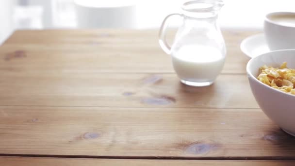 Hand honing aan de cornflakes toe te voegen voor het ontbijt — Stockvideo