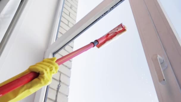 Руки со шваброй моющее окно дома — стоковое видео
