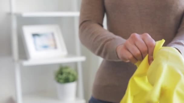 Vrouw zetten rubber handschoenen voor huishoudelijk werk — Stockvideo