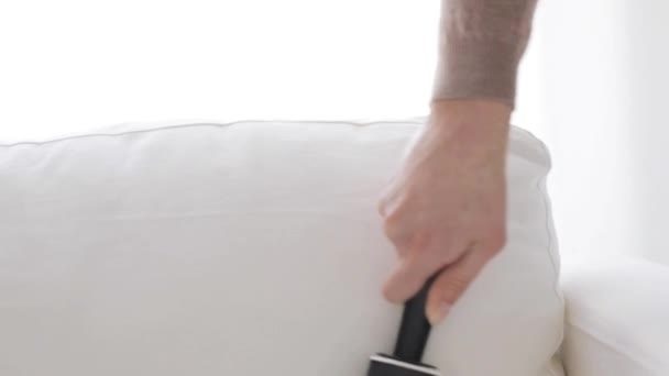 Nő, ragadós görgő tisztítása kanapé-Kárpitos — Stock videók