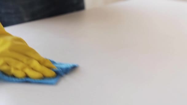 Mão em luva de borracha com mesa de limpeza de pano — Vídeo de Stock