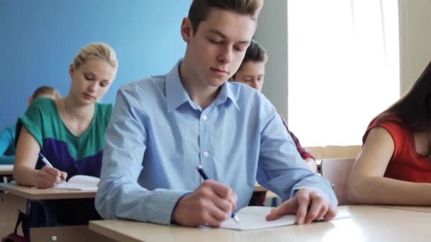 Studenten met laptops schrijven testen op school — Stockvideo