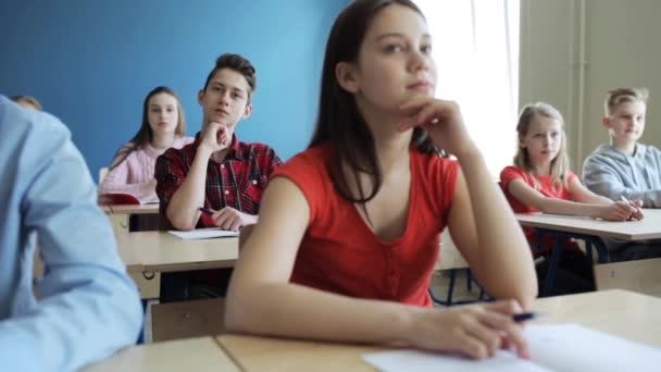 Студенти з блокнотами на уроці в школі — стокове відео