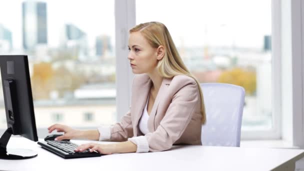 Jeune femme d'affaires avec saisie informatique au bureau — Video