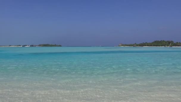 Lagoa azul do mar na praia das maldivas — Vídeo de Stock