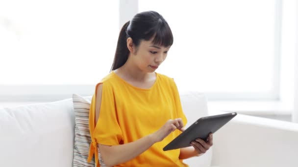 Heureux asiatique femme avec tablette pc et carte de crédit — Video