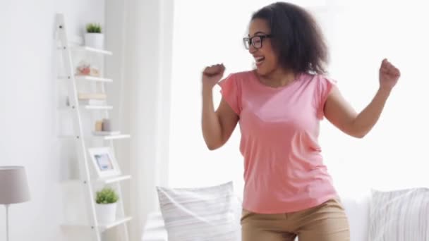 Feliz afroamericana joven mujer bailando en casa — Vídeos de Stock