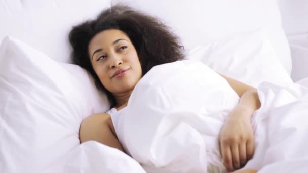 Mujer africana durmiendo en la cama en casa dormitorio — Vídeo de stock