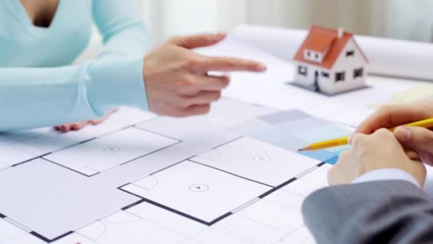 Mujer y arquitecto discutiendo plano de la casa — Vídeos de Stock