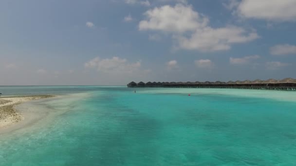 Бунгало хижины в море на тропическом курортном пляже — стоковое видео