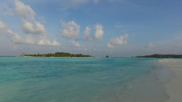 Deniz kıyı Maldivler plaj — Stok video