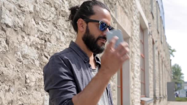 Sorrindo homem com smartphone chamando na rua da cidade 8 — Vídeo de Stock