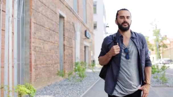 Чоловік з рюкзаком ходить по міській вулиці 18 — стокове відео
