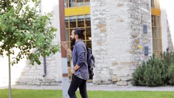 Homme avec sac à dos appelant sur smartphone en ville 37 — Video
