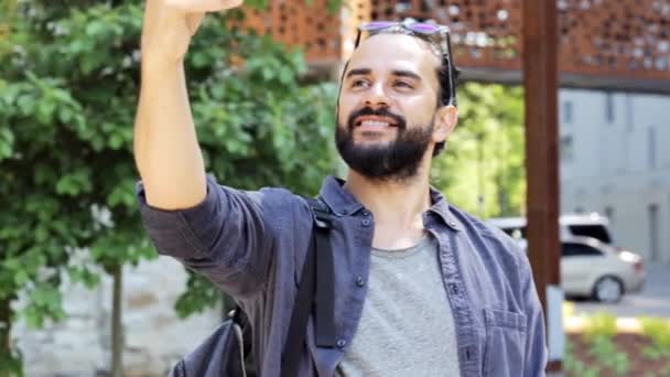 Чоловік бере відео або селфі за допомогою смартфона в місті 41 — стокове відео