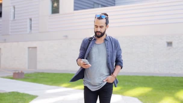 Homme avec sac à dos appelant sur smartphone en ville 44 — Video