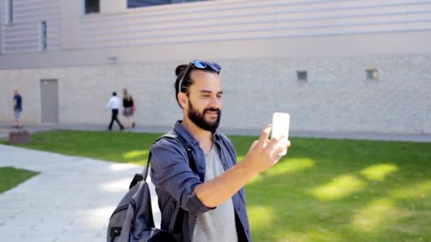 Man tar video eller Selfie med smartphone i City 49 — Stockvideo