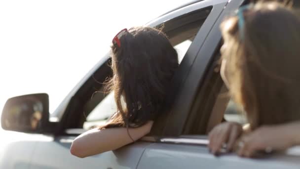 Gelukkige tiener meisjes of vrouwen in de auto aan zee 5 — Stockvideo