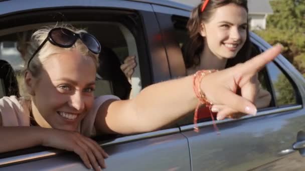 Gelukkig tiener meisjes of vrouwen in auto aan zee 29 — Stockvideo