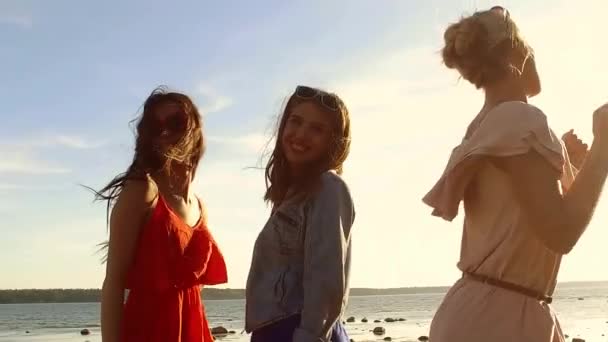 Grupp av glada kvinnor eller flickor dansa på stranden 34 — Stockvideo