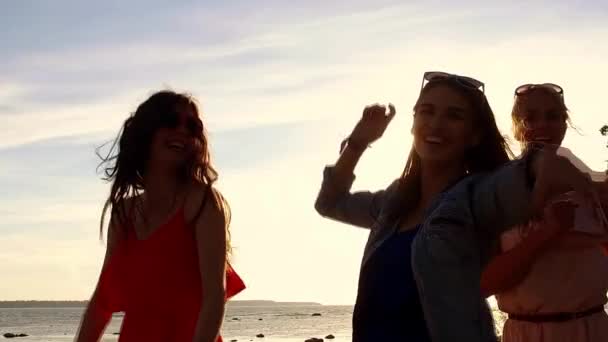 Группа счастливых женщин или девушек, танцующих на пляже 38 — стоковое видео