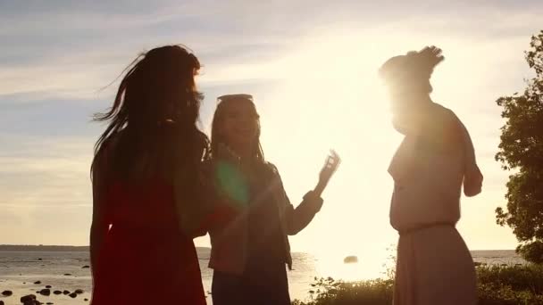 Groep gelukkige vrouwen of meisjes dansen op strand 41 — Stockvideo