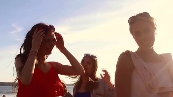 Grupp av glada kvinnor eller flickor dansa på stranden 45 — Stockvideo