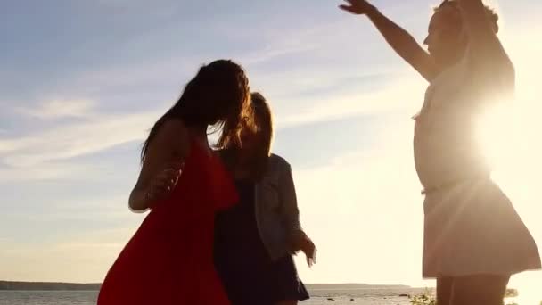 Grupo de mulheres ou meninas felizes dançando na praia 49 — Vídeo de Stock