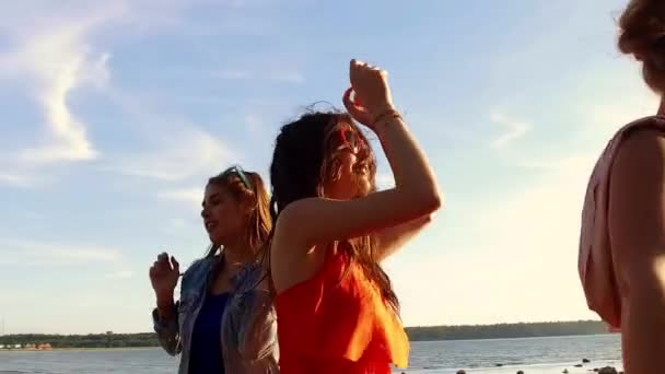 Группа счастливых женщин или девушек, танцующих на пляже 52 — стоковое видео