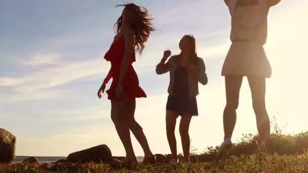 Grupp av glada kvinnor eller flickor dansa på stranden 56 — Stockvideo