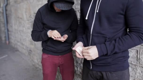 Verslaafde kopen dosis van drugsdealer op straat 31 — Stockvideo