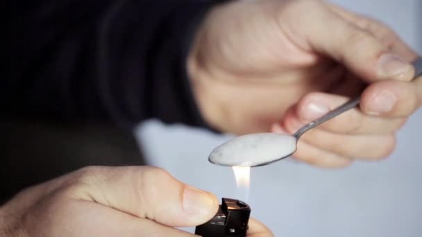 Addict preparing dose of crack cocaine drug 35 — Stock Video