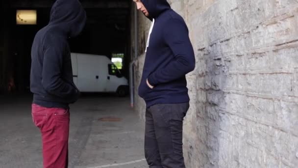 Наркоман покупает дозу у наркодилера на 42 улице — стоковое видео