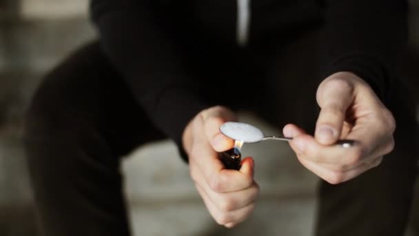 Toxicomane préparant la dose de crack drogue cocaïne 48 — Video